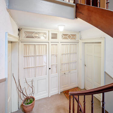 Das Treppenhaus - 2 Zimmer Mehrfamilienhaus, Wohnhaus zum Kaufen in Stuttgart