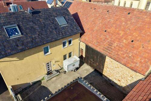 Haus & Hof - 7 Zimmer Mehrfamilienhaus, Wohnhaus zum Kaufen in Donnersdorf