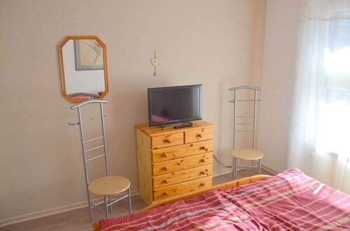 Schlafzimmer mit TV - Etagenwohnung mit 50,80 m² in Braunlage zum Kaufen
