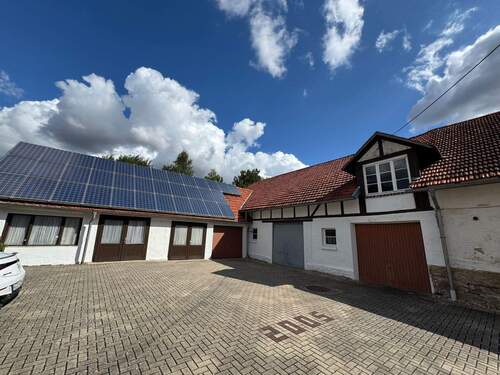 Garagen mit PV und Scheune - 1 Zimmer Mehrfamilienhaus, Wohnhaus in Edertal