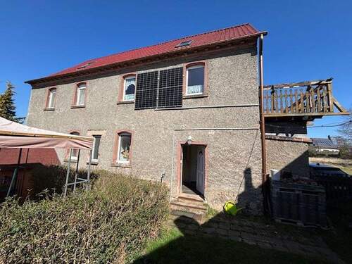 Rückansicht mit Balkon - 1 Zimmer Einfamilienhaus in Wurzen