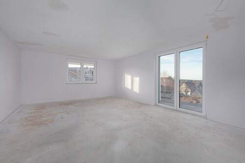 Wohn - und Essbereich mit Zugang zum Balkon - 3 Zimmer Etagenwohnung zum Kaufen in Engelsbrand / Salmbach