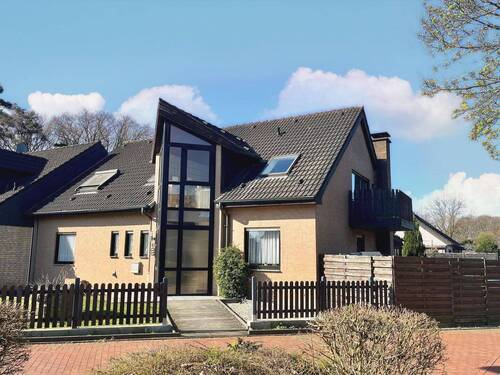 Außenansicht von Rechts - Raumwunder ++ Großzügig geschnittenes Zweifamilienhaus ++ Ruhige Wohnlage ++ 2 Garagen ++ 2 Stellplätze