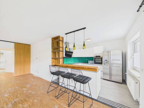 Wohnzimmer mit Küche - 4 Zimmer Etagenwohnung in Karlsruhe