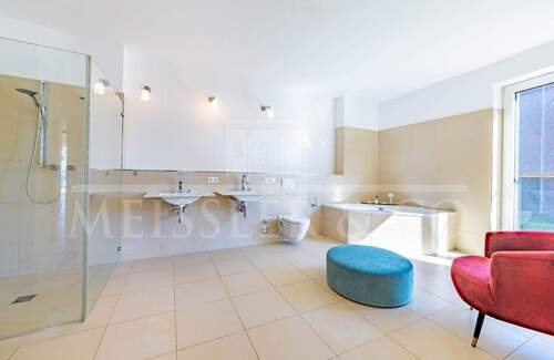 Vollbad mit separater Dusche - 