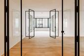 Wohnbereich mit Blick in den Erker - Sebastian Treese Architekten: Luxus mit Linie im Scheunenviertel
