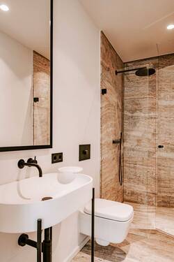 Bad mit schwellenloser Regendusche - 
