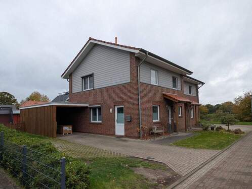 Straßenansicht (1) - gepflegtes Niedrigenergiehaus (DHH) in ruhiger Wohnlage von Westerstede