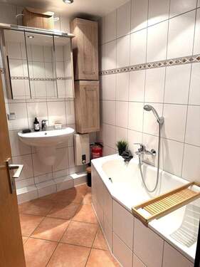 Bad mit Wanne und Dusche - 