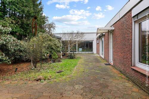 Atriumähnlicher Innenhof mit Terrassenbereichen - 