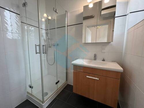 Bad mit Dusche - 
