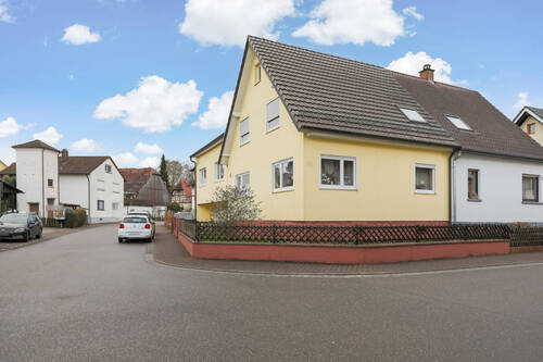 Straßenansicht - 6 Zimmer Doppelhaushälfte zum Kaufen in Königsbach-Stein / Königsbach