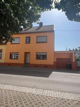 Bild 1 - Teilvermietetes 2-Familienhaus mit Ausbaupotential in Randlage von NeunkirchenSaar zu verkaufen