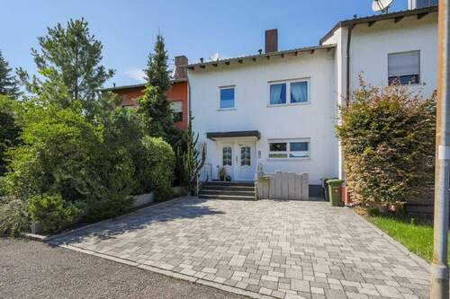 Straßenansicht - Familienfreundliches Reihenmittelhaus mit Einliegerbereich und Garage