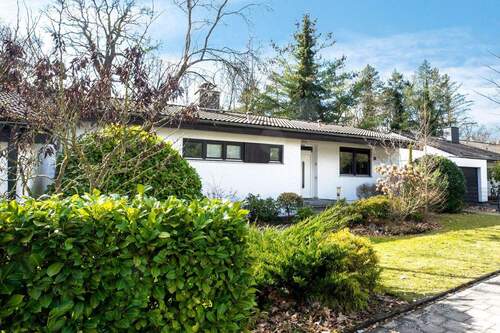 Hausansicht - 5 Zimmer Bungalow zum Kaufen in Neu-Isenburg / Zeppelinheim