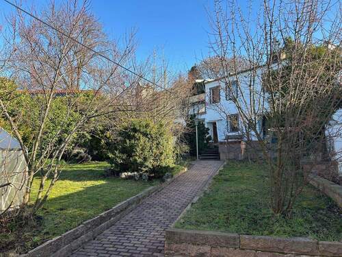 Garten mit Blick zum Haus - Naturnah wohnen am Petersberg – Einfamilienhaus mit Kamin, Terrasse, Garten und Garage!