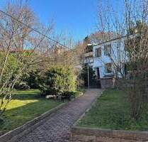 Naturnah wohnen am Petersberg – Einfamilienhaus mit Kamin, Terrasse, Garten und Garage!