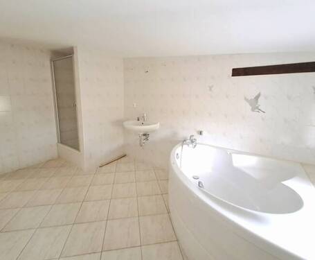 Bad - Großzügige Dachgeschosswohnung - 670,00&nbsp;EUR Kaltmiete, ca.&nbsp; 100,00&nbsp;m&sup2;&nbsp;Wohnfl&auml;che