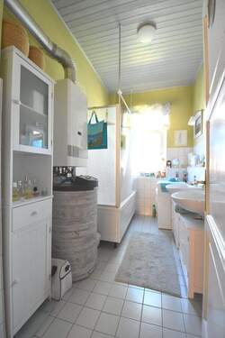 Bad mit Badewanne und Etagenheizung - 