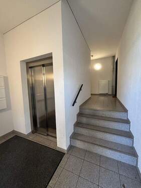Hausflur mit Aufzug - 