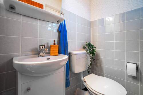 Für Gäste steht ein weiteres WC zur Verfügung. - 