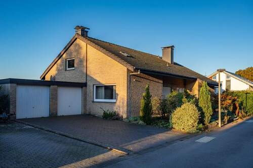 Großzügiges Einfamilienhaus in Steinhagen - Exklusives Wohnen am Fuße des Teutoburger Walds: Großzügiges Einfamilienhaus mit umfangreicher Wohn- und Nutzfläche in Toplage von Steinhagen