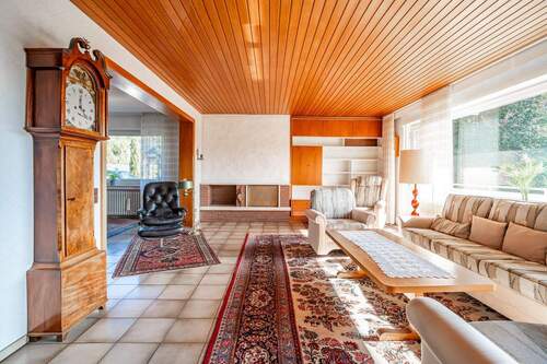 Ein offener Kamin sorgt für wohlige Wärme. - 7 Zimmer Einfamilienhaus in Steinhagen