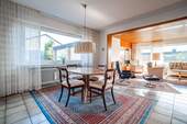 Das Esszimmer grenzt an Wohnzimmer und Küche. - Einfamilienhaus in Steinhagen zum Kaufen
