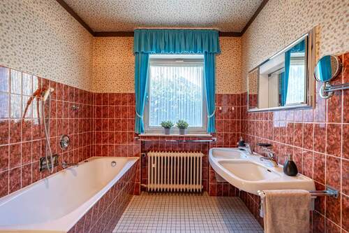 Das Bad liegt zwischen den Schlafzimmern. - 