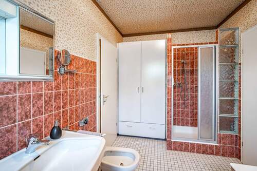 Wanne, Dusche und Bidet sind vorhanden. - 