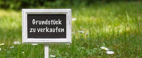 Schild Grundstück zu verkaufen - Bauträger-Potenzial: Grundstück mit Mehrfach-Bebauungsoption zum Verkauf