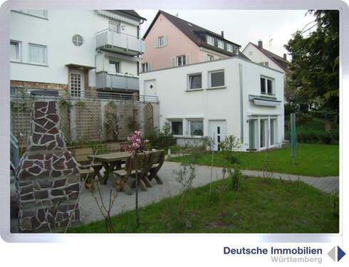 Garten mit Nebengebäude - 