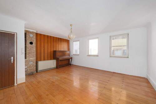 Wohnzimmer - OG - Wohnen mit Geschichte: Denkmalgeschütztes Zweifamilienhaus