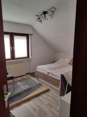 Schlafzimmer, rechts - 3 Zimmer Etagenwohnung zur Miete in Brühl