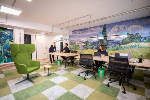 Schreibtisch im Coworking Space 