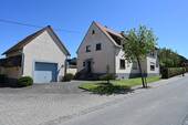 Seitenansicht mit Garage und Autostellplatz - 1 Zimmer Mehrfamilienhaus, Wohnhaus zum Kaufen in Naunheim