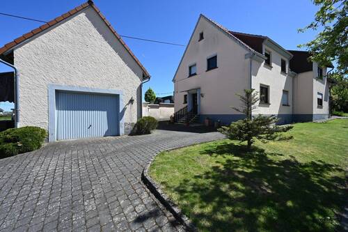 Hof und Garage - 1 Zimmer Mehrfamilienhaus, Wohnhaus in Naunheim