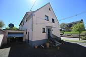 Rückseite und Garage - Mehrfamilienhaus, Wohnhaus mit 240,00 m&sup2; in Naunheim zum Kaufen
