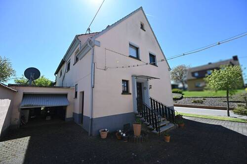 Rückseite und Garage - Mehrfamilienhaus, Wohnhaus mit 240,00 m&sup2; in Naunheim zum Kaufen