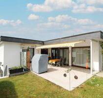 Großzügiger Bungalow mit sep. Einliegerwohnung, Garten und 2 Terrassen in Feldrandlage - Korntal-Münchingen