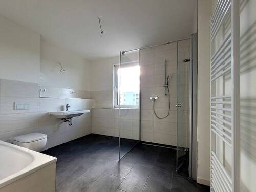 20241121_105956_4 R WE_Bad_website.jpg - 4 Zimmer Etagenwohnung zur Miete in Radeberg