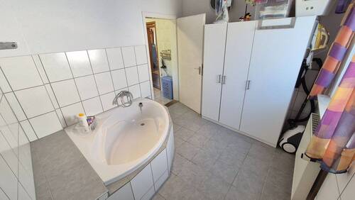EG Badezimmer Badewanne - 