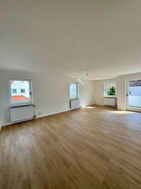 Wohnzimmer mit Balkon - 3 Zimmer Etagenwohnung zum Kaufen in Ehningen