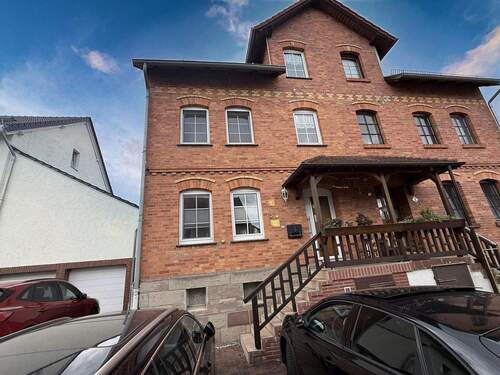 Hausansicht - Doppelhaushälfte mit Klinkerfassade auf drei Etagen in zentraler Lage von Espenau!