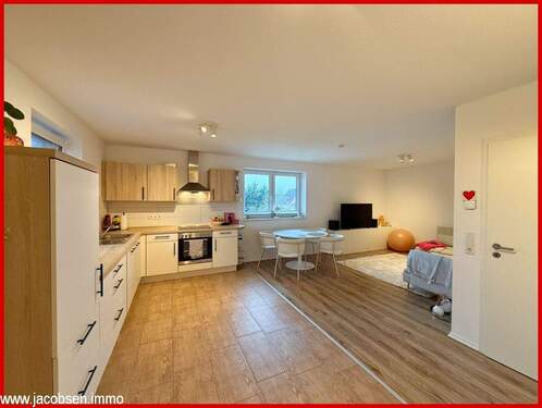 Blick in den Küchen- und Essbereich - 