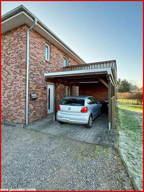 Eingangsbereich mit angrenzendem Carport - 