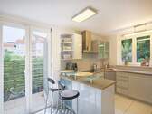 Separate, helle Küche mit Terrassenzugang - 