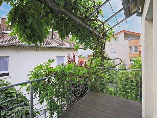 Schöner Balkon an einem der zwei Schlafzimmer im Obergeschoss - 
