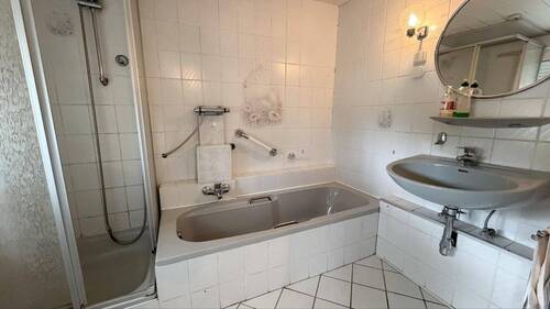 Bad mit Dusche und Badewanne - 