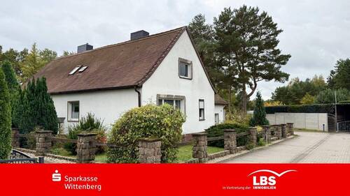 Außenansicht mit Zufahrt - Zuhause zum kleinen Preis - 38.000,00 EUR Kaufpreis, ca.  72,00 m² Wohnfläche